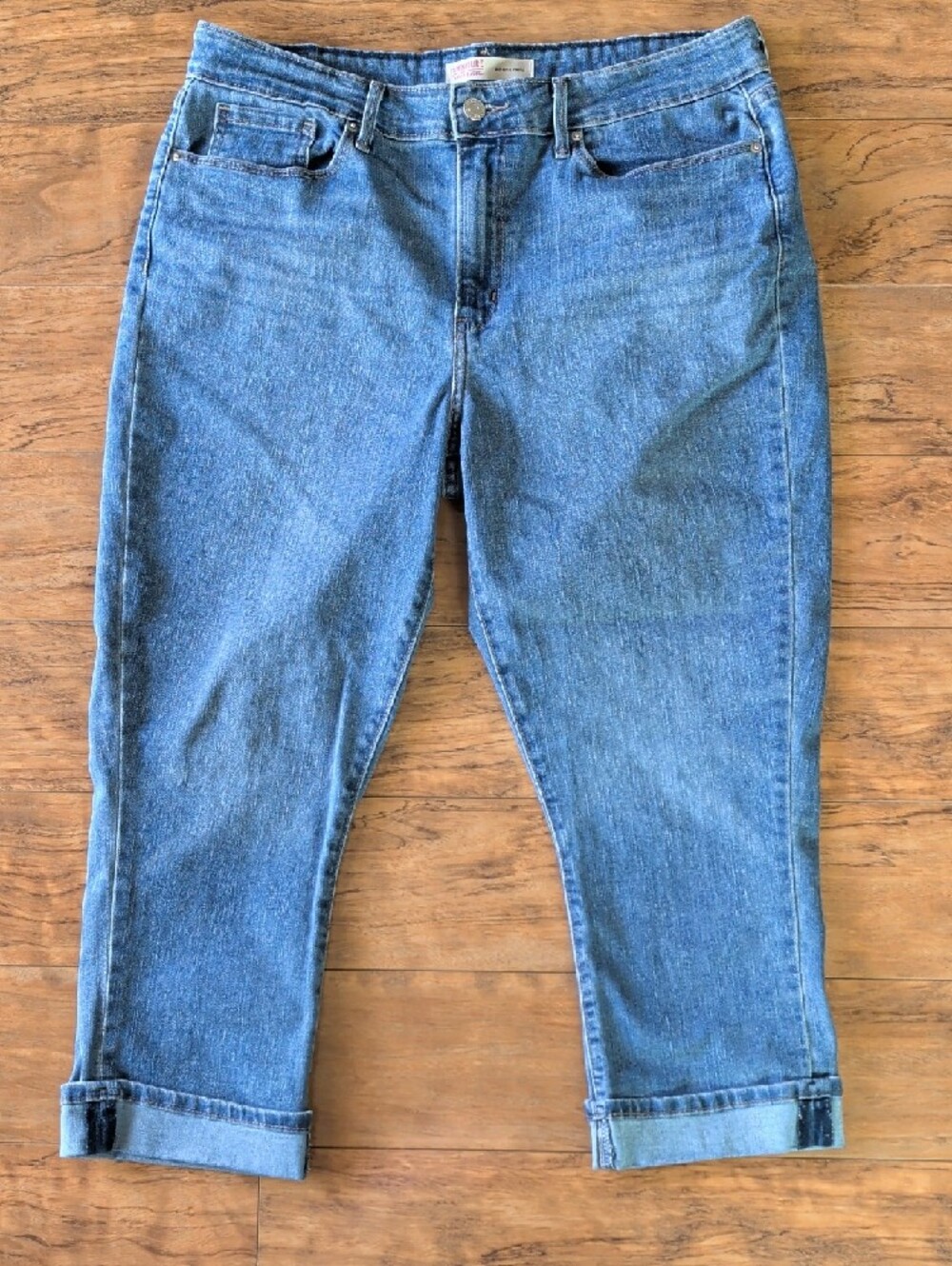 Levi Strauss Signature Mid Rise Capri Jeans Women’s Size 14 Blue Stretch Denim